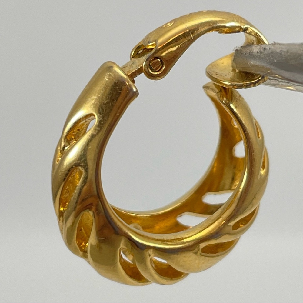 Vintage Crown Trifari Gold Tone Hoop Clip On Earrings Huggies Beautiful